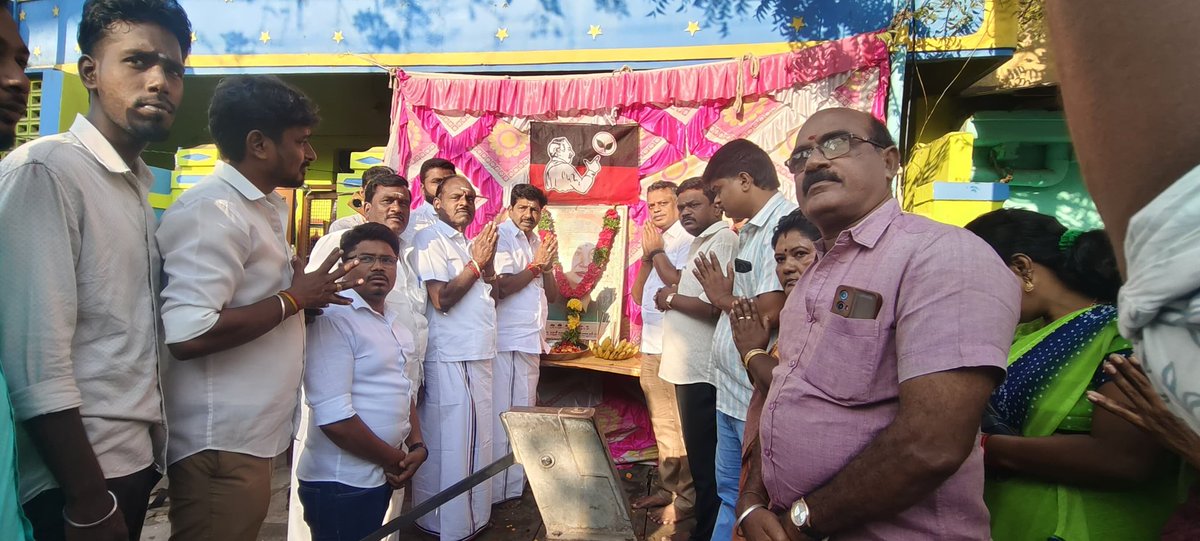 srinivasan_js's tweet photo. தமிழர் குலசாமி, மாண்புமிகு இதயதெய்வம் புரட்சி தலைவி #அம்மா அவர்களின் 78வது புனித பிறந்தநாளை முன்னிட்டு 

திருச்சி மாநகர் மாவட்டம், பாலக்கரை பகுதி, 33வது வட்ட கழகத்தில்,

மாண்புமிகு #அம்மா அவர்களின் திருவுருவ படத்திற்கு மலர் தூவி மரியாதை செலுத்தி, பொதுமக்களுக்கு இனிப்பு வழங்கினோம்.

இந்நிகழ்வில் கழக நிர்வாகிகள் பெருந்திரளாக பங்கேற்றனர்

#அம்மா #ADMK #AMMA #EdappadiPalaniswami @EPSTamilNadu