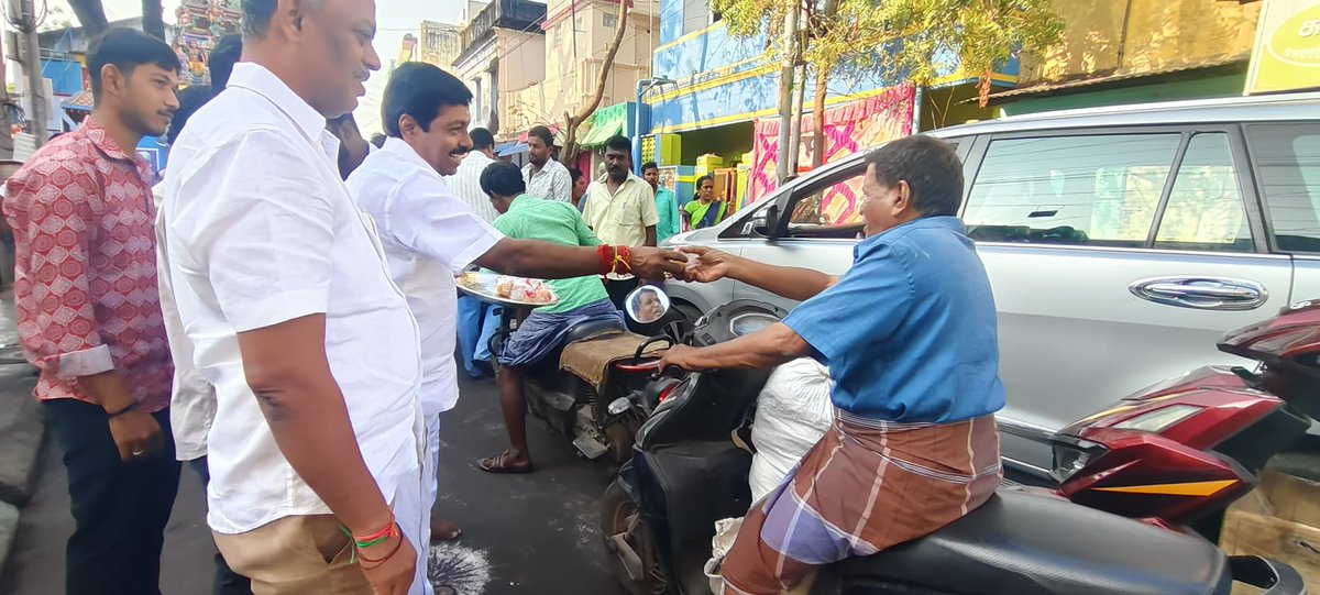 தமிழர் குலசாமி, மாண்புமிகு இதயதெய்வம் புரட்சி தலைவி #அம்மா அவர்களின் 78வது புனித பிறந்தநாளை முன்னிட்டு 

திருச்சி மாநகர் மாவட்டம், பாலக்கரை பகுதி, 33வது வட்ட கழகத்தில்,

மாண்புமிகு #அம்மா அவர்களின் திருவுருவ படத்திற்கு மலர் தூவி மரியாதை செலுத்தி, பொதுமக்களுக்கு இனிப்பு