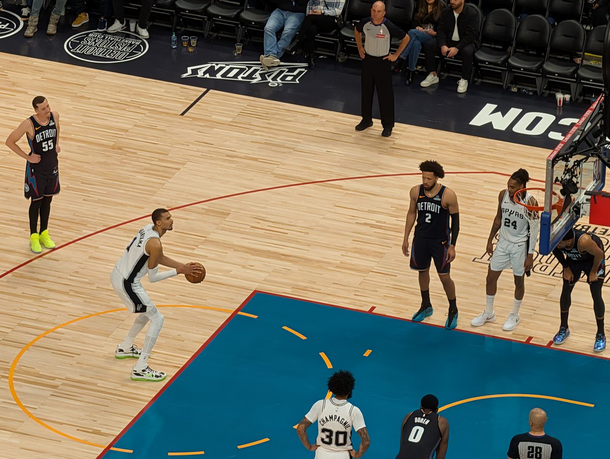 DaEdge21's tweet photo. Great to see the @spurs get a huge win in Det. #gospursgo https://t.co/u5pCTN1tIz