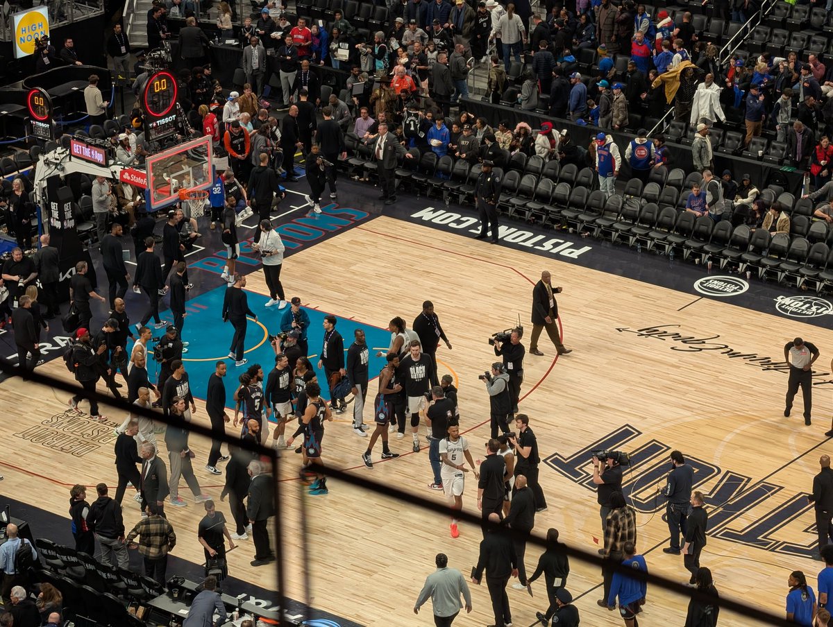 DaEdge21's tweet photo. Great to see the @spurs get a huge win in Det. #gospursgo https://t.co/u5pCTN1tIz