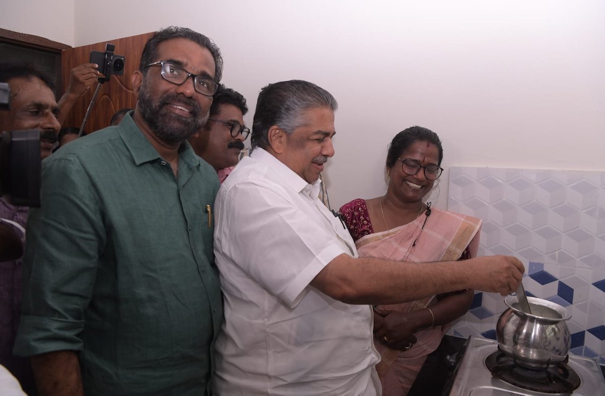 dfishtvm's tweet photo. തീരദേശത്തെ മത്സ്യത്തൊഴിലാളി കുടുംബങ്ങൾക്ക് സുരക്ഷിതമായ ഒരു നാളെ ഉറപ്പാക്കുന്ന 'പുനർഗേഹം' പദ്ധതിയുടെ ഭാഗമായി ആലപ്പുഴ മണ്ണുംപുറത്തെ 'സഫലം' ഫ്ലാറ്റ് സമുച്ചയത്തിലെ 84 ഭവനങ്ങളുടെ താക്കോൽ കൈമാറ്റം ഇന്ന് നിർവഹിച്ചു. https://t.co/l84IHItSD9