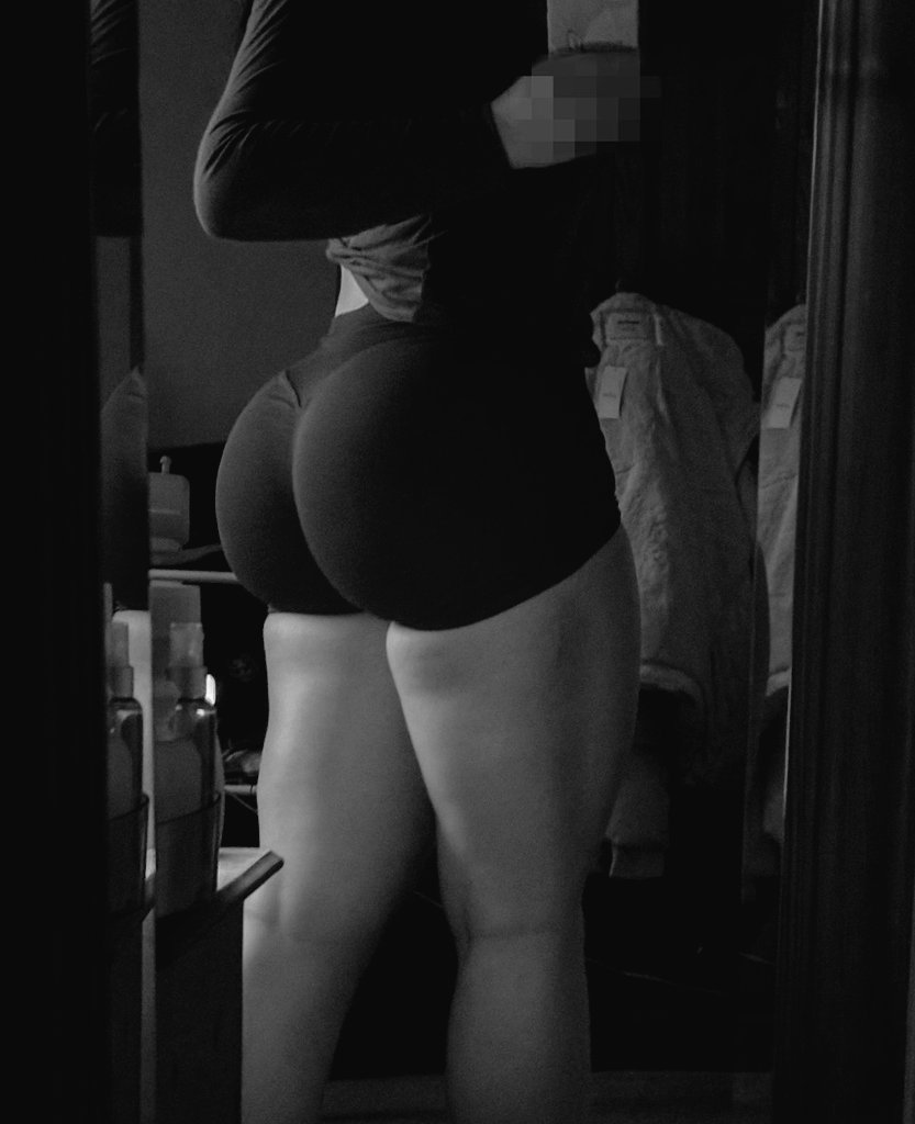 ㅤ
Thought noiverns were ALL skinny?
WRONG!

He might be a pussy but he still frequents the gym.
Those ass mounds and legs could put a seasoned runner to shame.