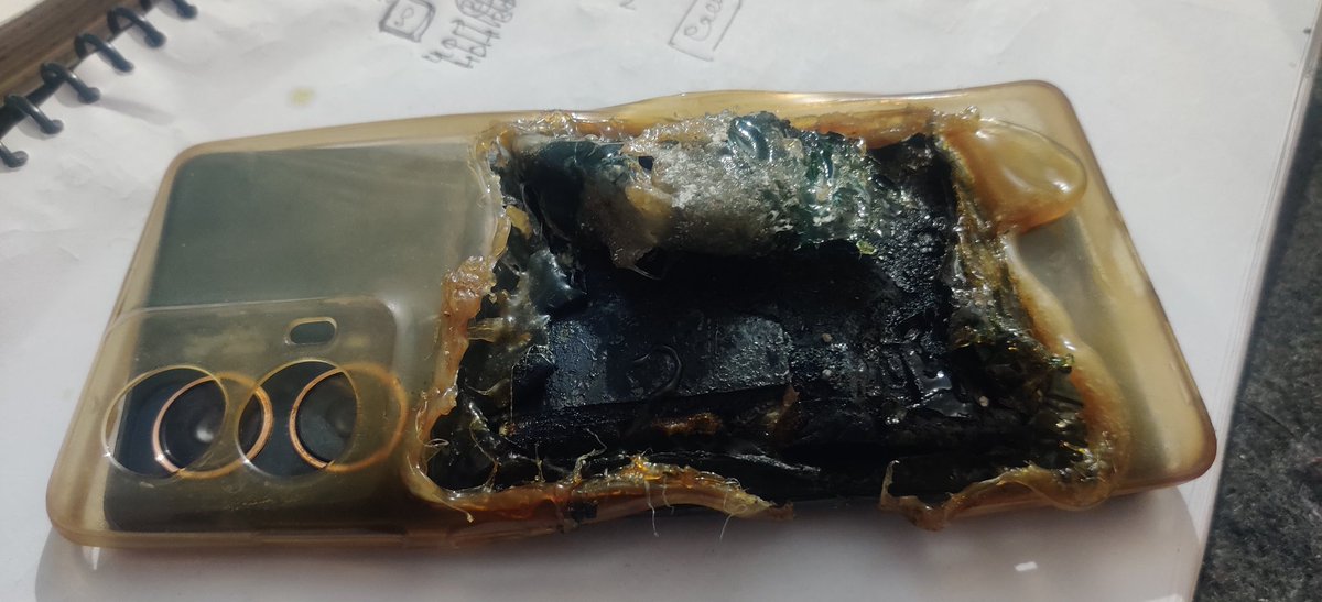 palnavin0's tweet photo. @motorolaindia @motorolaindia the new innovation that motorola gives you without responsibility 
If your phone gets burnt they say it external abuse
(A new motog85 6 month old)
Thank you team motorola https://t.co/5PiL4egSLs