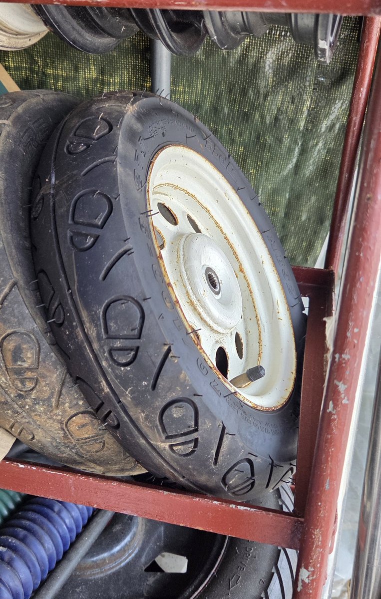 足跡タイヤ今売ってないの？？