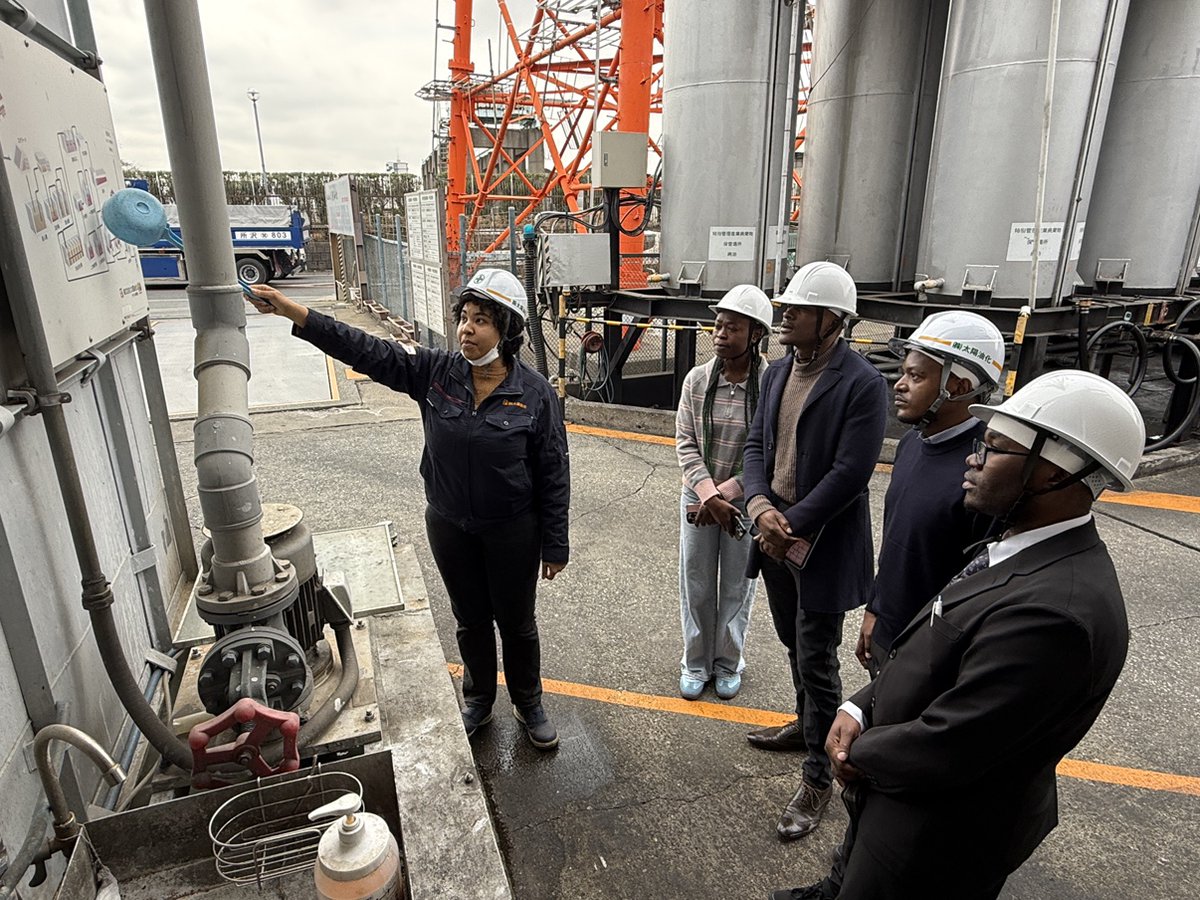 🌏✨Welcome to 太陽油化✨🌏

マラウイ🇲🇼モザンビーク🇲🇿タンザニア🇹🇿から海外インターン生が来てくれたよっ♪
東京８について学びに来てくれたんだっ♪

ソルちゃんも一緒にパシャリ📸💓
と〜ってもうれしかったよっ🤖💕
2週間よろしくね～っ♪

#太陽油化 #ソルテラグループ #東京８ #海外インターン