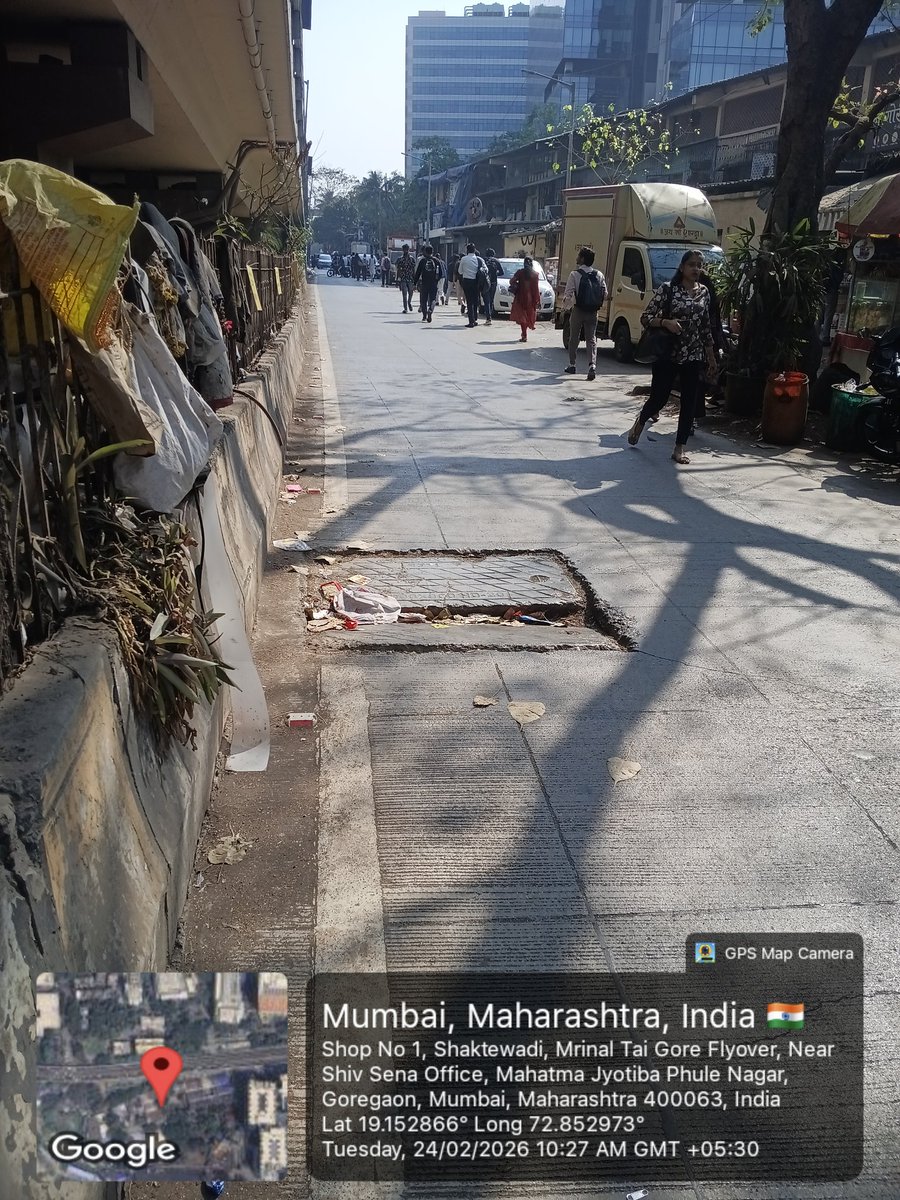 ByadavVivek's tweet photo. वॉर्ड ५४ गोरेगांव पूर्व 
 मध्ये बबनवाड़ी राममंदिर पूर्व रोड  काही भाग तुटून पडलेला आहे. त्यामुळे त्या मार्गावरून जाणाऱ्या नागरिकांना ��पघाताचा धोका निर्माण झाला आहे. कृपया संबंधित विभागाने तात्काळ दुरुस्तीची कार्यवाही करावी, ही विनंती 
@mybmc @mybmcWardPS https://t.co/78lcMSN7qv