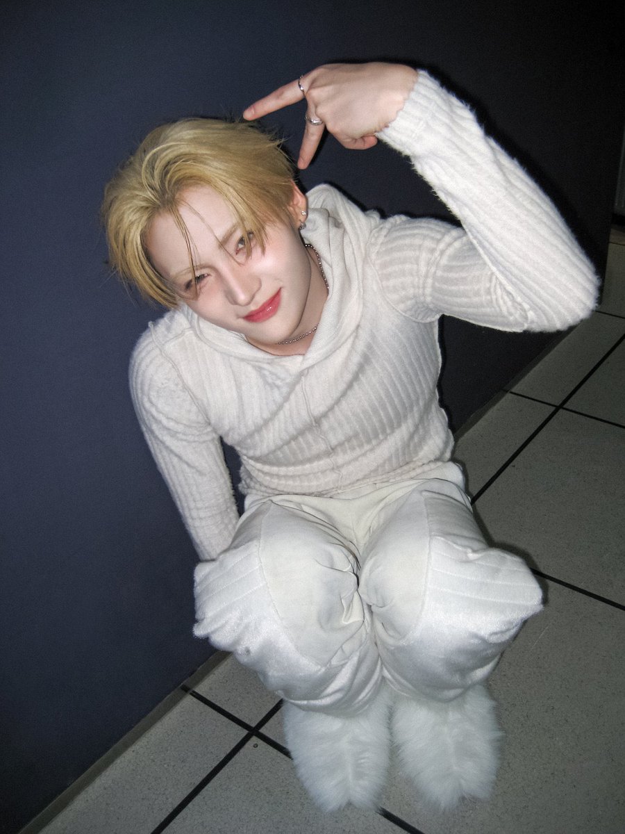 260224 ALPHA DRIVE ONE 'EUPHORIA' Music Show Behind Photo #2