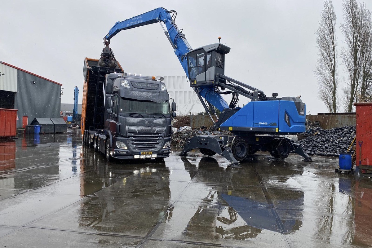 De eerste in Nederland

Van der Spek Vianen heeft vanaf de vestiging in Hardenberg bij Metaalhandel Van Bruchem B.V. in Zaltbommel de eerste Fuchs MHL340G geleverd.
bouwmachineweb.com/nieuws/2009/de…