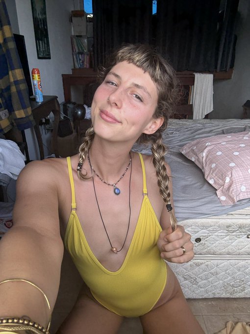 Itsaimeedayze - 2 pic. Are we team 🖤 or 💛 ?? https://t.co/D51cUT7efQ