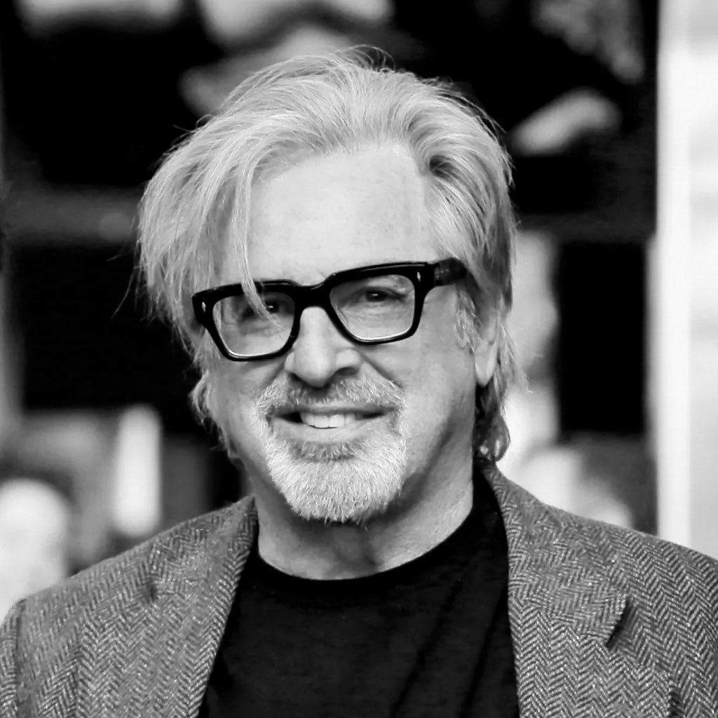 musictrendscol's tweet photo. Lamentamos comunicar el fallecimiento del actor Robert Carradine, quien ha decidido terminar con su vida a los 71 años de edad, tras dos décadas de lucha contra trastorno bipolar 😔

Robert estuvo en The Cowboys, Coming Home, Revenge of the Nerds y fue el padre de Lizzie McGuire, en la famosa serie de Disney Channel. 

Descansa en paz 🕊️🖤