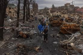 Marek29140089's tweet photo. 24 lutego 2022 r. rozpoczęła się pełnoskalowa inwazja Rosji na Ukrainę, po wcześniejszej aneksji Krymu (2014) i konflikcie w Donbasie. 
Początkowy plan szybkiego zajęcia Kijowa nie powiódł się; Ukraina obroniła stolicę, a następnie jesienią 2022 r. przeprowadziła skuteczne kontrofensywy w obwodzie charkowskim i chersońskim.

Od 2023 r. konflikt przekształcił się w wyniszczającą wojnę pozycyjną z intensywnymi walkami artyleryjskimi i atakami dronów, szczególnie na wschodzie i południu. Rosja przeprowadza zmasowane ataki na infrastrukturę energetyczną, a Ukraina uderza w zaplecze logistyczne i cele wojskowe przeciwnika.

Wojnie towarzyszy największy kryzys uchodźczy w Europie od II wojny światowej: w ciągu pierwszych tygodni miliony osób opuściły kraj:
👉️ ponad 6 mln uchodźców za granicą (głównie Polska, Niemcy, Czechy),
👉️ kilka milionów przesiedleń wewnętrznych,
👉️ uruchomienie w UE mechanizmu ochrony czasowej (po raz pierwszy w historii). 

Wprowadzono daleko idące sankcje wobec Rosji oraz szerokie wsparcie wojskowe i finansowe Zachodu dla Ukrainy. Konflikt pozostaje nierozstrzygnięty i ma istotne konsekwencje geopolityczne dla bezpieczeństwa Europy. 

Od 24 lutego 2022 r. wojna ma nie tylko wymiar militarny, ale także głęboko humanitarny. Obok walk frontowych dochodzi do ataków na ludność cywilną i infrastrukturę cywilną – w tym na budynki mieszkalne, szpitale, szkoły oraz system energetyczny. Miasta takie jak Mariupol, Bachmut czy Awdijiwka zostały w dużej mierze zniszczone w wyniku ostrzałów i bombardowań.

Po wycofaniu wojsk rosyjskich z części okupowanych terenów w 2022 r. ujawniono przypadki masowych egzekucji cywilów (https://t.co/GwPV8Q3wbE. w Buczy i innych miejscowościach obwodu kijowskiego), tortur, przemocy seksualnej oraz przymusowych deportacji – w tym wywożenia dzieci z okupowanych obszarów. Organizacje międzynarodowe (ONZ, Human Rights Watch, Amnesty International) dokumentują liczne naruszenia międzynarodowego prawa humanitarnego.

W marcu 2023 r. Międzynarodowy Trybunał Karny wydał nakazy aresztowania wobec Władimira Putina i rosyjskiej komisarz ds. praw dziecka, wskazując na bezprawne deportacje dzieci jako potencjalną zbrodnię wojenną. Równocześnie Ukraina i instytucje międzynarodowe prowadzą setki postępowań dotyczących zbrodni wojennych.

Wojnie towarzyszą także ataki rakietowe i dronowe na obszary miejskie daleko od linii frontu oraz użycie broni o szerokim polu rażenia na terenach zamieszkałych, co skutkuje ofiarami wśród cywilów. Skala zniszczeń i liczba udokumentowanych naruszeń prawa wojennego czynią ten konflikt jednym z najlepiej monitorowanych, ale też najbardziej dotkliwych humanitarnie konfliktów XXI wieku. 

#KartkaZKalendarza
#StandWithUkraine
#SlavaUkraini