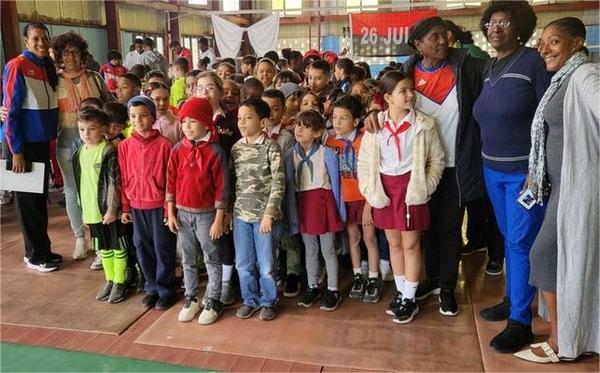 Celebración y compromiso en la Esfaar Cerro Pelado
En la Escuela Nacional de #Voleibol, uno de los centros que forman parte de esa institución, se evocó el legado de #FidelPorSiermpre en acto marcado por emotivos momentos. #InderCuba65 #InderEsPatria 
jit.cu/NewsDetails.as…