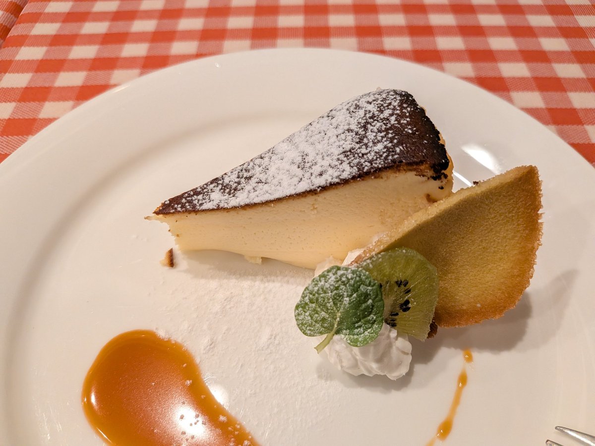 明日のライブで

『恋するフォーチュンクッキー』のリクエストをもらいまして、次男の前でリハしました。

「どうだった？」って聞いたら

「ちょっとだけクッキーの匂いがした」とのこと。

嗅覚で受けとめたか。
そんな発想なかったよ。

５歳児やるなぁ。