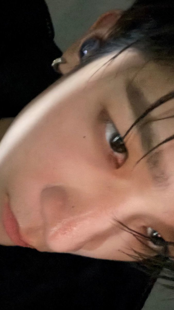 어우 jimmy씨 너무 가까운데, 잠시만, 어라? 귀?귀걸이? 귀 뚫었나요?!!!저 심플한 실버링?!👀
잠시만. 당신, 파,파유?!!!!!!!!!앙?
나 어제 호오님께서 올려주신 번역본 읽었을때 파유가 피어싱을 했다는 걸 읽은 듯한데..잠시만
#jimmy_jimmoi