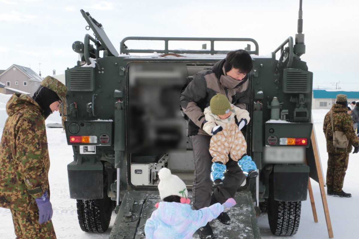 #第２戦車連隊 は、令和８年１月１９日（月）から２月６日（金）までの間、 #上富良野町 主催の #第６２回かみふらの雪まつり 大型すべり台制作に協力しました。８日（日）雪まつり当日の運営を支援し、多くの方々に大型すべり台や自衛隊装備品展示コーナーも楽しんでいただきました！