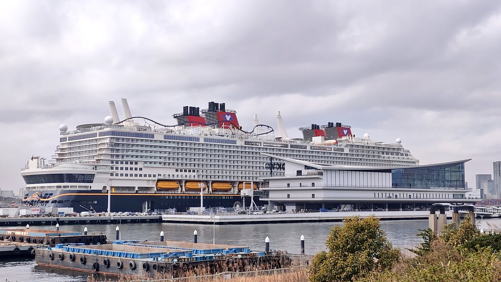 【ディズニー･アドベンチャー】

本日午前8時頃、東京都にある「東京国際クルーズターミナル」に"ディズニー･アドベンチャー"が寄港しました🚢

乗りものニュースによると、日本に寄港したクルーズ船として最大サイズとの事です。