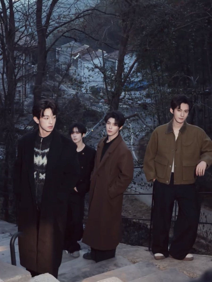 Mbak staff tukang poto whoever you are dah ini bisa langsung aja gak kak xing digendong chuchu aja hehe biar di tengah kan sama-sama enak kita