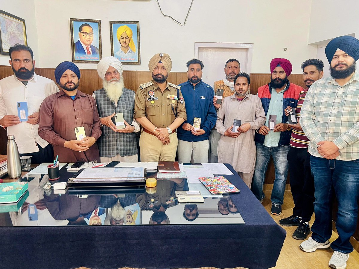 SangrurPolice's tweet photo. 🔴 As per the directions of SSP #Sangrur, DSP sub-division #Lehra handed over the traced 10 lost/stolen mobile phones of the public to their rightful owners

From May 2025 till now, Sub-Division Lehra has successfully traced and recovered a total of 65 lost/stolen mobile phones📱 https://t.co/QKsFWWZB4C