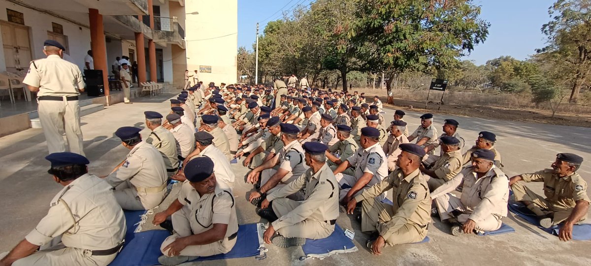 આજરોજ નં.૧, બટાલિયન બોડઁરવિંગ ની “ એ”,”સી”, તથા “ડી” કંપનીનાં એન. સી. ઓ/ જવાનોની દાંતીવાડા તાલિમ શાળા ખાતે ખાતાકીય પરિક્ષા લક્ષી તાલિમ શરૂ કરવામાં આવેલ જેમાં એસ. આર.પી. ગ્રુપ-૩ મડાણા થી ઈન્સ્ટ્રકટરો આવેલ ઓપનીંગ એડ્રેસ દરમિયાન સન્માન કરવામાં આવેલ.