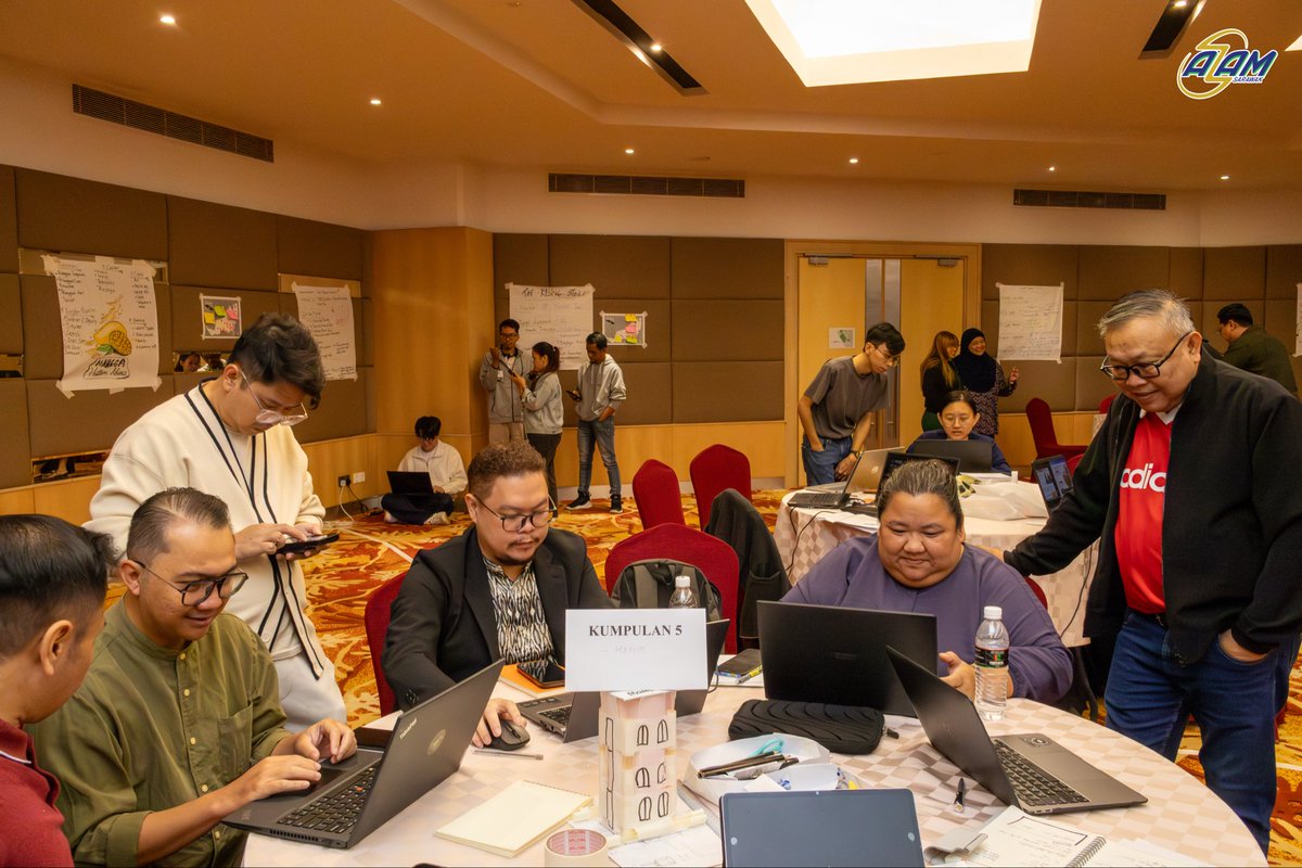 AZAMSarawak's tweet image. Day 2 is here! 🔥

We kicked off with a quiz to recap yesterday’s lessons, then moved into hands-on sessions using Canva and CapCut. 

#SarawakDigitalChampion #AZAMSarawak #MovementForProgress #DigitalLeadership #YouthInAction