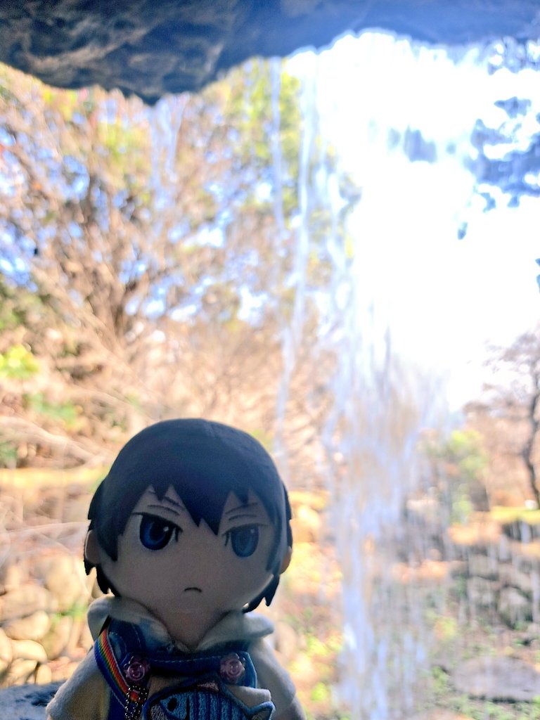 (ㅎ_ㅎ)滝の裏に行った。涼しかった。