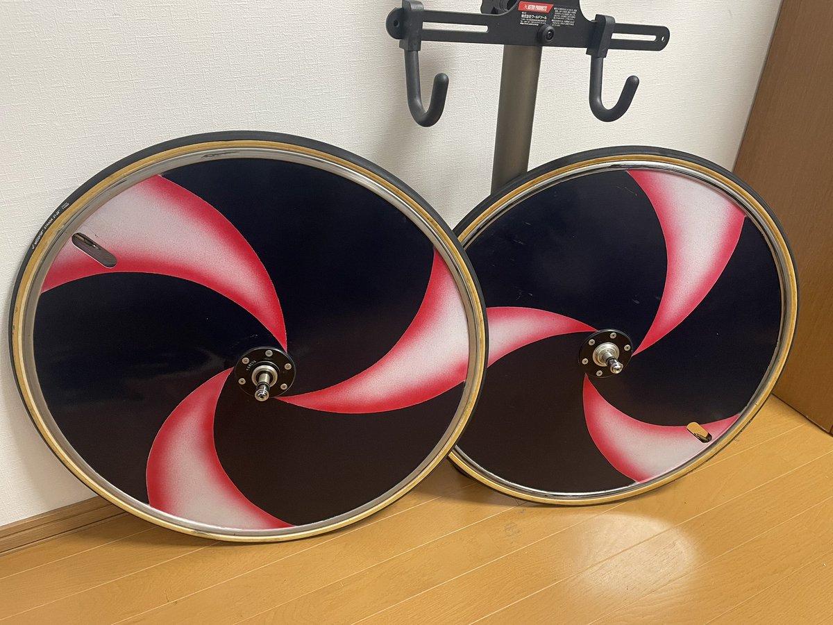 kout34's tweet photo. 650/700の前後ディスクホイール譲ってもらいました！重すぎて笑ってしまった。
オタクならこのホイールの正体が直ぐにわかるはず😎 https://t.co/b7Gr9Hd5rC