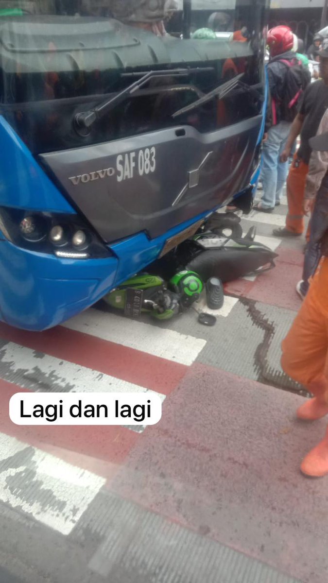 Innalillahi. Transjakarta vs Ojol 😭