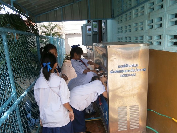 ตู้กดน้ำแบบนี้น้ำจะมีรสชาติ​ไม่ซ้ำกัน​ บางตู้รสจิ้งจก​ตาย​ บางตู้รสอึ่งอ่าง​ตาย​ บางตู้รสสนิม(อันนี้สบายใจนิดนึง)​ บางตู้มีวุ้นน้ำเมือกผสมมาด้วย​ บางตู้ตรงปลายที่กดเพื่อนบางคนก็เอาปากไปดูดไปอมเล่น​ บางตู้ก็มีไฟรั่ว... ว้าวุ่น​กันไปเลย