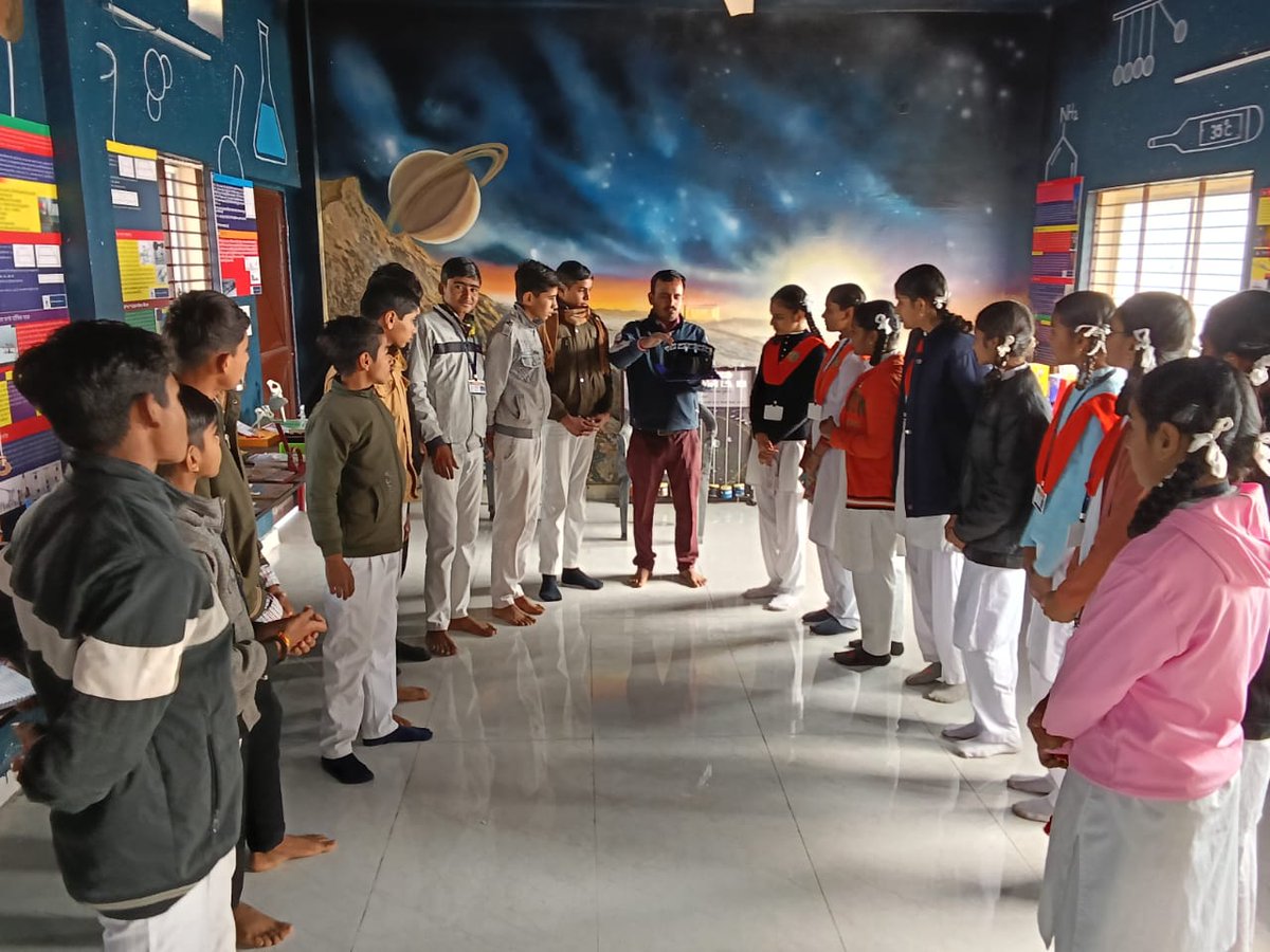 Students at Saraswati Shishu Vidhya Mandir, Dongla, #Ujjain, #MadhyaPradesh explored the Infinity Well Model.
Hands-on tools made learning clear and engaging.
Practical exploration builds deeper understanding.
#STEMLearning #MiniScienceCentre #HandsOnLearning