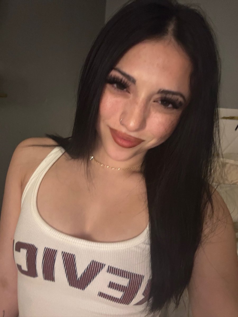 itsgabyxo's tweet photo. left or right https://t.co/HdsGgAexEg
