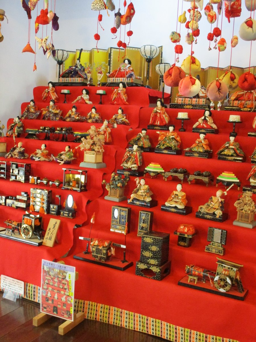 谷の家では3/22(日)まで「ひな壇飾り(8段と7段)」、「吊るし雛」などを