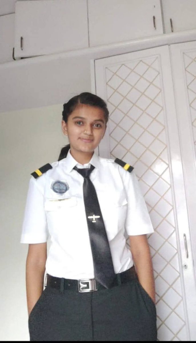 બારડોલી ના શ્રી તેજસ વશી ની મોટી દીકરી  ચી.અદિતિ  વશી એ કેનેડા ખાતે એવિયેશનમાં  કોમર્શિયલ પાઇલોટ (CPL)નો અભ્યાસ પૂર્ણ કરીને આજે કોમર્શિયલ પાઇલોટ બની સમગ્ર બારડોલી નું નામ રોશન કર્યું છે.
જે બદલ ખૂબ ખૂબ અભિનંદન અને જીવનમાં ખુબ ઊંચી ઉડાન ભરીને નવિ સિદ્ધિ પ્રાપ્ત કરો એવી શુભેરછા