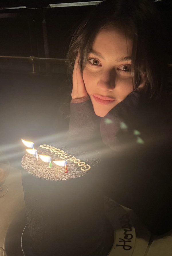 breakingreverie's tweet photo. 3 year cake now 😭😭😭 https://t.co/JP06BFnoBD