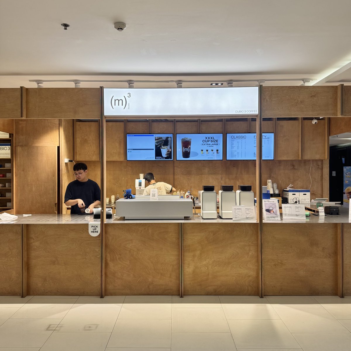 placestwogo's tweet photo. CUBIC3 COFFEE ร้านกาแฟจากเซี่ยงไฮ้ มาเปิด coffee stand ใจกลางสีลม ใต้ตึก United Center Building ดีไซน์เรียบง่าย คลีนๆ แต่ราคาดีมากๆๆๆ และมีเมนูไฮไลท์คือ Dirty ที่เสิร์ฟพร้อมแก้วที่สามารถนำกลับไปได้เลย และที่น่าสนใจอีกอย่างคือแก้วไซส์ XXXL กาแฟ 4 ช็อต คือเหมาะกับชาวออฟฟิศแถวนี้ที่ต้องการเติมกาแฟทั้งวันมาก555 กาแฟเค้าจะไม่เข้มมาก ไม่เปรี้ยว ใครทำงานแถวนี้ แวะมาจัดกันได้ แก้วเดียวอยู่ได้ทั้งวัน☕️😆
#PlacestwoGo