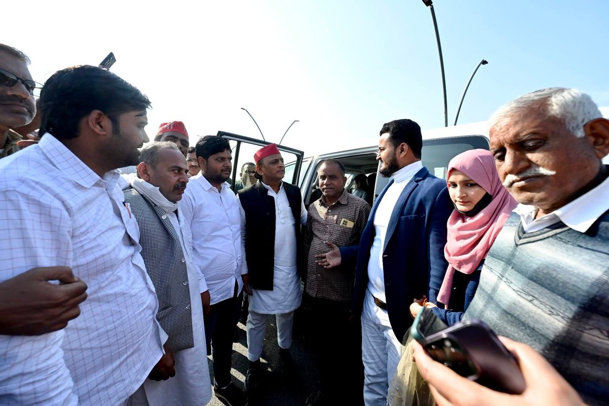 Jeeshanaliindia's tweet photo. @yadavakhilesh दिए प्यार के अखिलेश भईया जलाने चले है दीवारे नफरत अखिलेश भईया गिराने चले है सभी धर्म के फूल है एक चमन के यही बात सभी को अखिलेश भईया बताने चले है @aajtak @aditiyadav_00 @azizkavish @IqraMunawwar_ @IrfanSolanki @samajwadiparty @drjitendraydv @jyotiyadaav https://t.co/o2jqYvIjYM