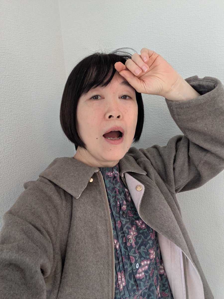 muchinochika's tweet photo. 今日のお芝居フォトはこちら！

「ちょっとお散歩、行ってきまーす」

「このコートだと暑くて汗が出てくるわ💦」

「ジャンパーに着替えたら快適！白梅がとても綺麗に咲いてる」

「こっちは鮮やかな紅梅。香りがいいわね〜」

…という４コマです。
季節は動いていますね〜。 https://t.co/GdwOLSPkrR