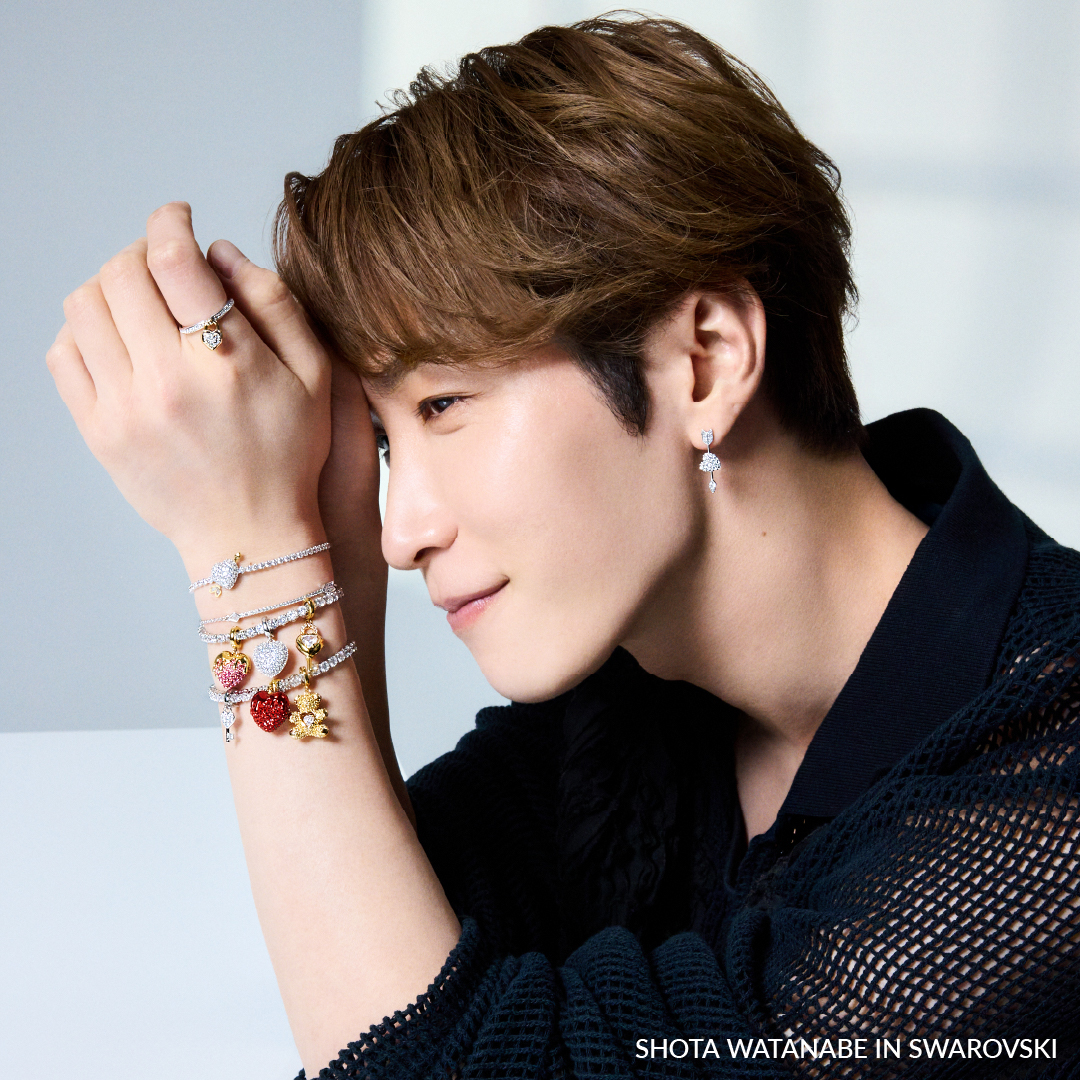 輝きを放つチャームから、チャームキャリアまで幅広く展開し、両面仕様