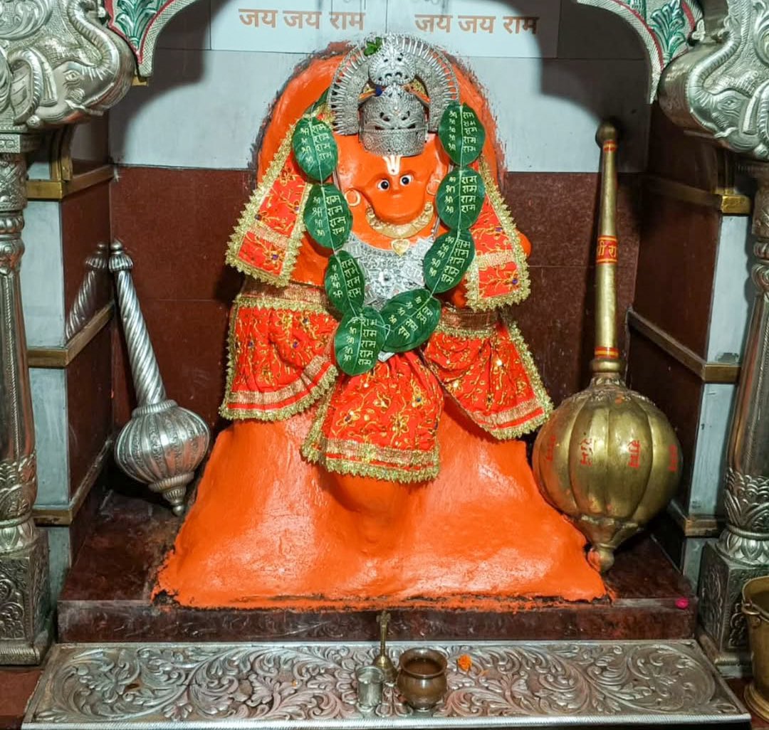 ॐ हं हनुमते नम:

रायसेन जिले में स्थित पावन श्री छींदधाम हनुमान मंदिर में विराजमान बजरंगबली भगवान सबका मंगल व कल्याण करें, यही करबद्ध प्रार्थना है।
#jayshreeram