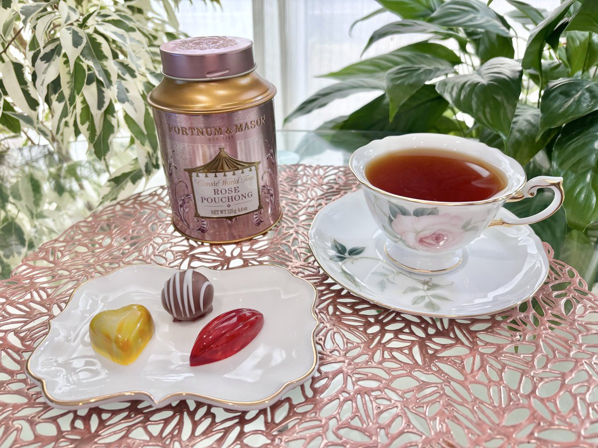お迎えしたフェアリーローズ マチルダでティータイム

お迎えのお祝いにちょっとお高めのチョコレートを添えて
茶葉は薔薇つながりでフォートナム&amp;メイソン ローズプーチョンをセレクト🌹
#茶好連