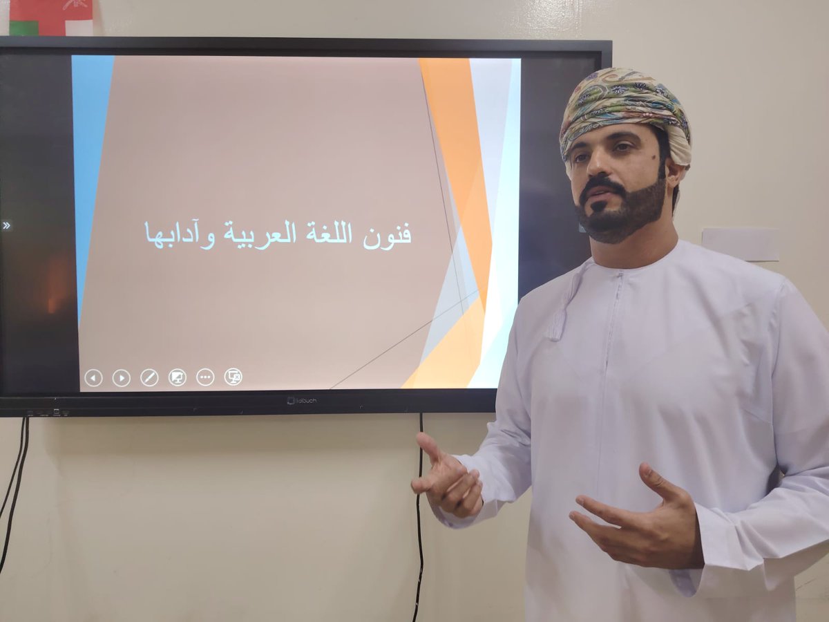 EduGovNBT2207's tweet photo. 📢 | تفعيلاً لفعاليات شهر اللغة العربية  قدم الأستاذ يوسف الحوسني سلسلة من الورش التدريبية المتخصصة في "فنون اللغة وآدابها".
​تهدف الورش إلى تعزيز المهارات اللغوية والذائقة الأدبية لدى المشاركين عبر محاور تفاعلية ثرية.
​📍اسبوع اللغة العربية هويتي
#فعاليات_تعليمية_شمال_الباطنة https://t.co/b9KLxqh8Wy