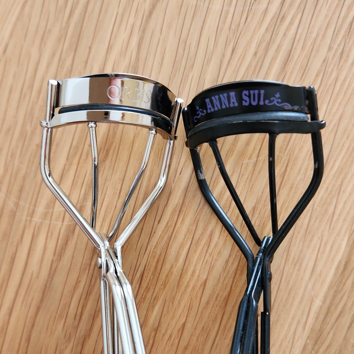 sunsunpositive's tweet photo. ずっと20年くらいアナスイのビューラー使っててオルビスに買い換えたら大体同じ形だった。 https://t.co/DKwFLDkkod