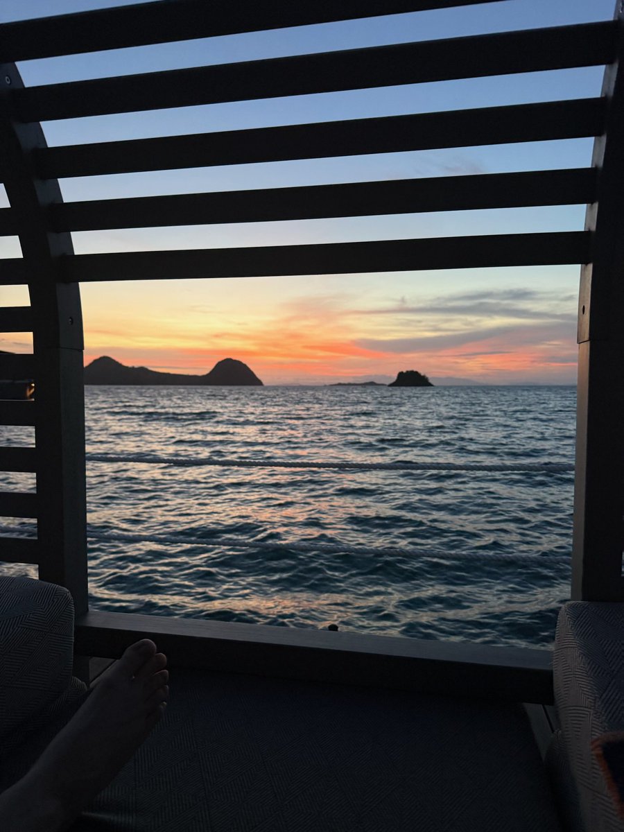 DI BANDARA lagi jalan sambil scroll HP, tiba tiba BUMP nabrak cowok bule tinggi. 
HP jatuh, dia panik banget terus bilang
“Are you ok, darling?”
DARLING. DI AIRPORT. 
he promise to fix my phone screen 🙏🏻 💔🤨
kita diving ke labuan bajo yah waktu badai petir. beli topi couple