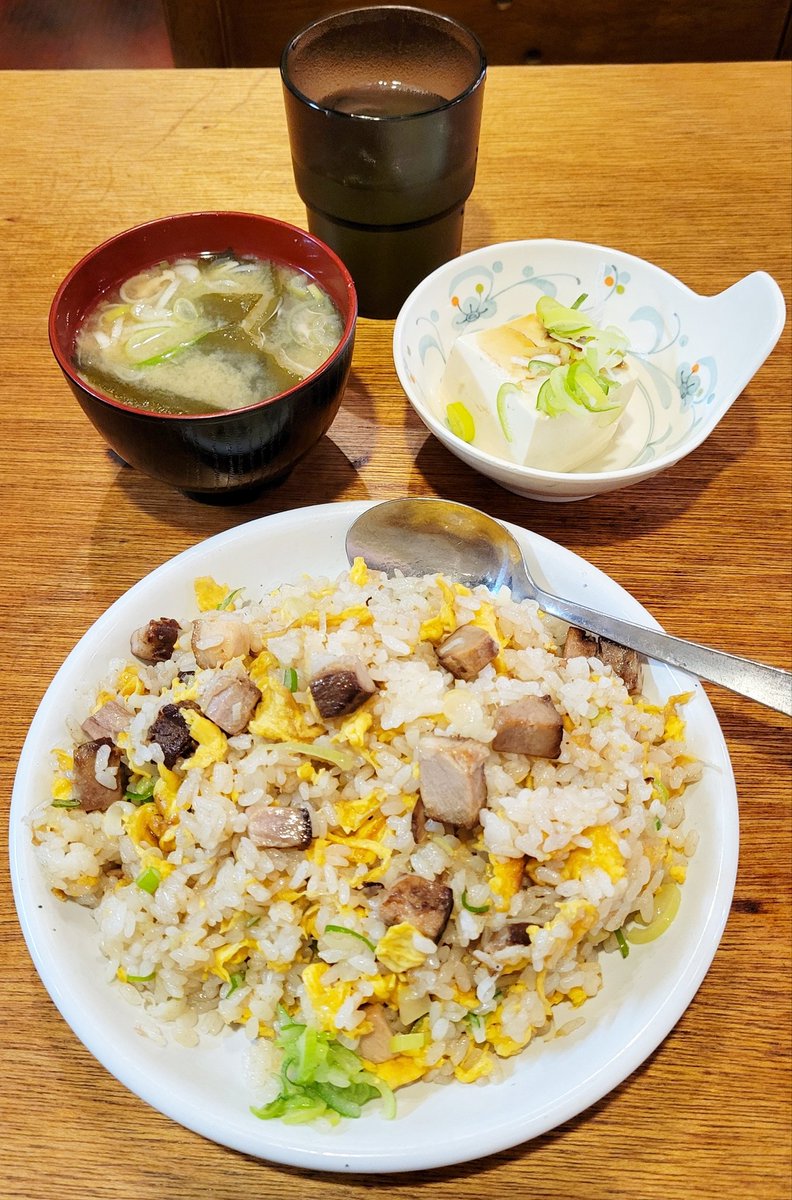 昼休みなう😊 今日は御徒町「日吉屋」で「叉焼チャーハン定食」を注文