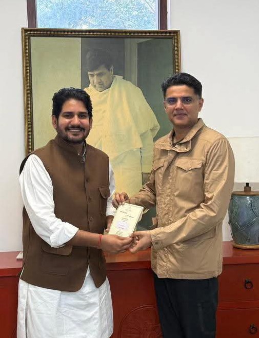 आज सुबह दिल्ली में मुकेश भाकर जी ने श्री सचिन पायलट जी को 8 मार्च को होने वाले अपने विवाह का निमंत्रण दिया... 🙏

<a href="/SachinPilot/">Sachin Pilot</a> <a href="/MukeshBhakar_/">Mukesh Bhakar</a>