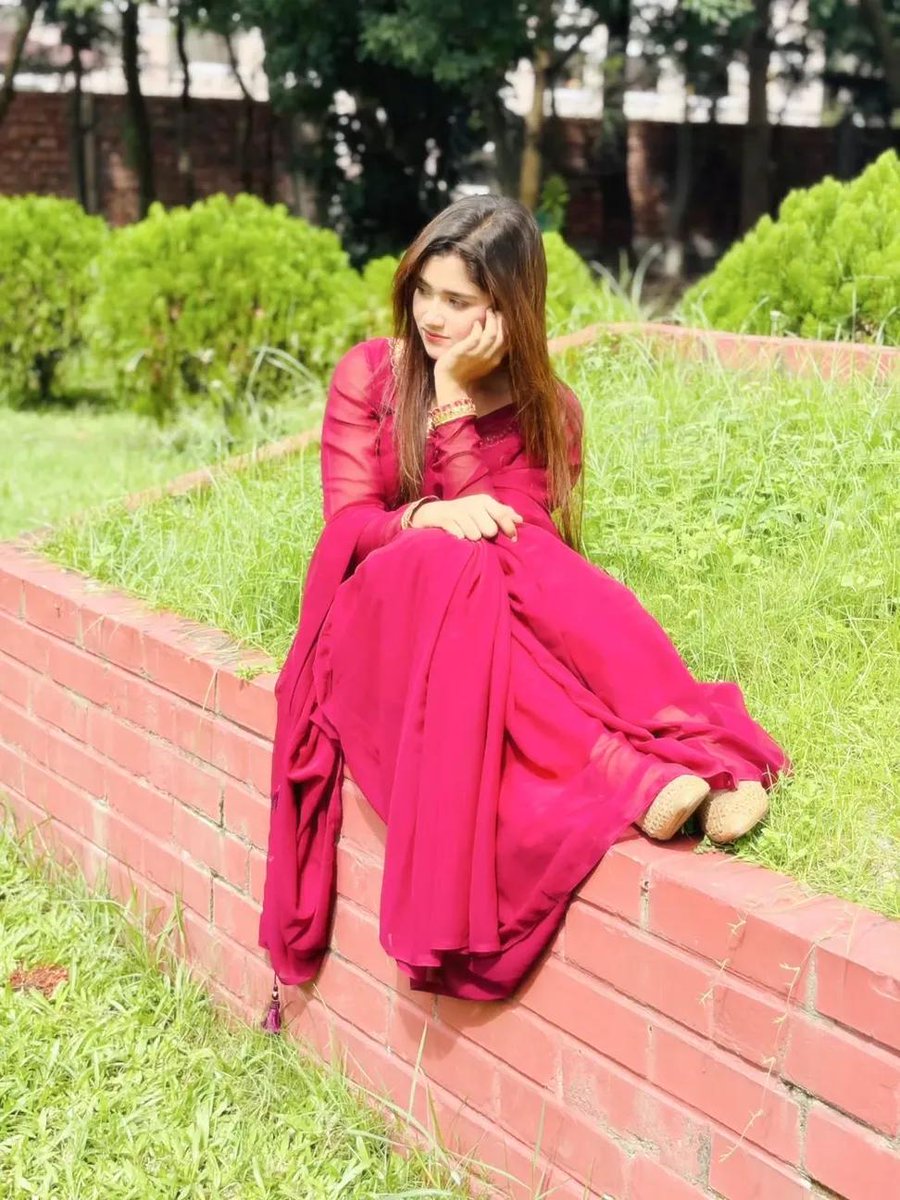 Btrfx9's tweet image. ```اگر آپ بار بار کسی کو سمجھا سمجھا کر تھک گئے ہوں..... تو سکون سے کسی جگہ بیٹھ کر خود کو سمجھا لیں.....```
 ● 🥲🪷🤍
ᥫ᭡&amp;gt;🦋 @Btrfx9 
#TDR__now #اردو_زبان
 #PakVsInd #اردوشاعري