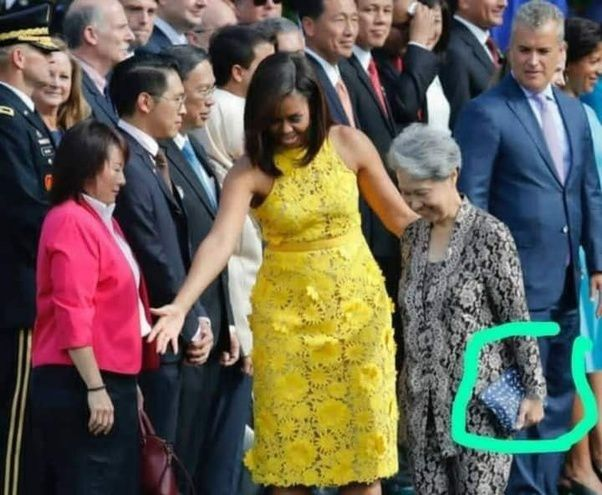 İtibardan Tasarruf Olmaz Öyle Mi?

Öyle bir oluyor ki

Singapur Başbakanı'nın eşi, Amerika Birleşik Devletleri ziyaretleri sırasında düzenlenen resmi resepsiyona, ucuz ve bilinmeyen bir markaya ait gibi görünen mavi bir el çantasıyla katıldı. Bu durum, özellikle ev sahibi olan