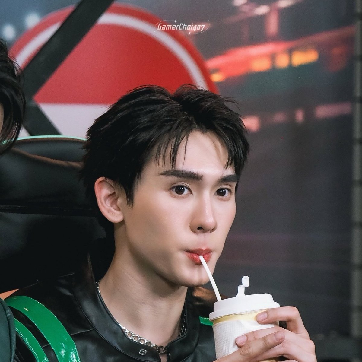 my lil starry-eyed bober 😭🤏🏻💚
#kasibook