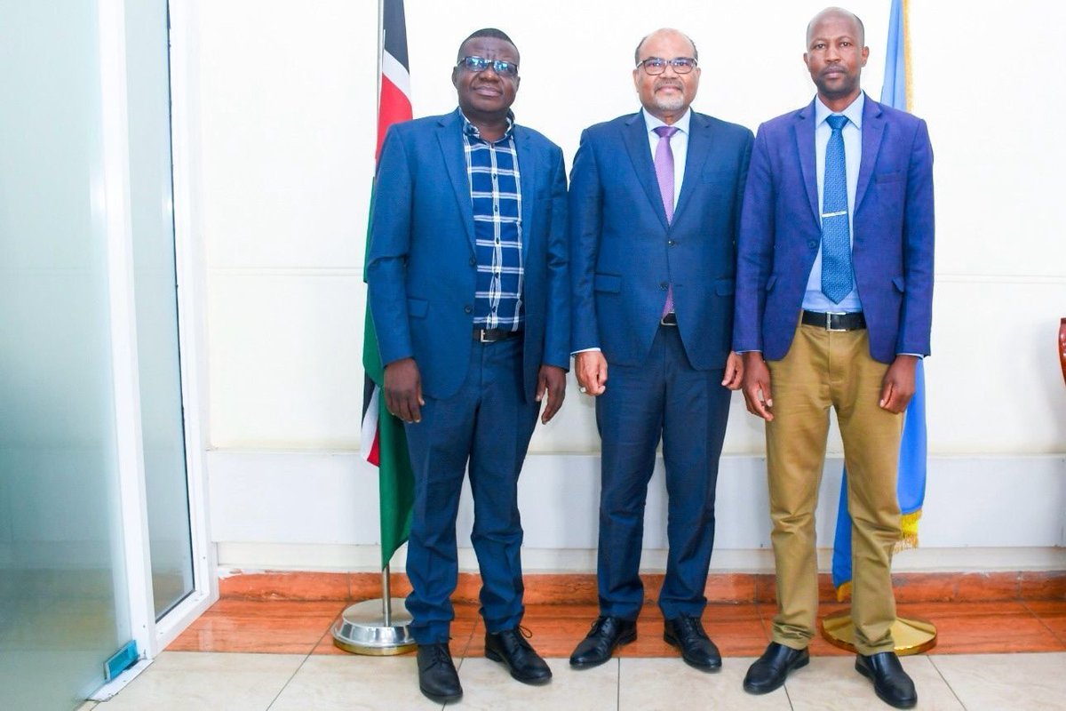 Dr. Maurice Bolo (Scinnovent Centre) met Prof. Shaukat Abdulrazak to share key findings from a study on Kenya’s IP landscape (1990–2020), highlighting trends critical to strengthening the national innovation ecosystem.
#TheScinnoventCentre #NACOSTI 
linkedin.com/posts/activity…