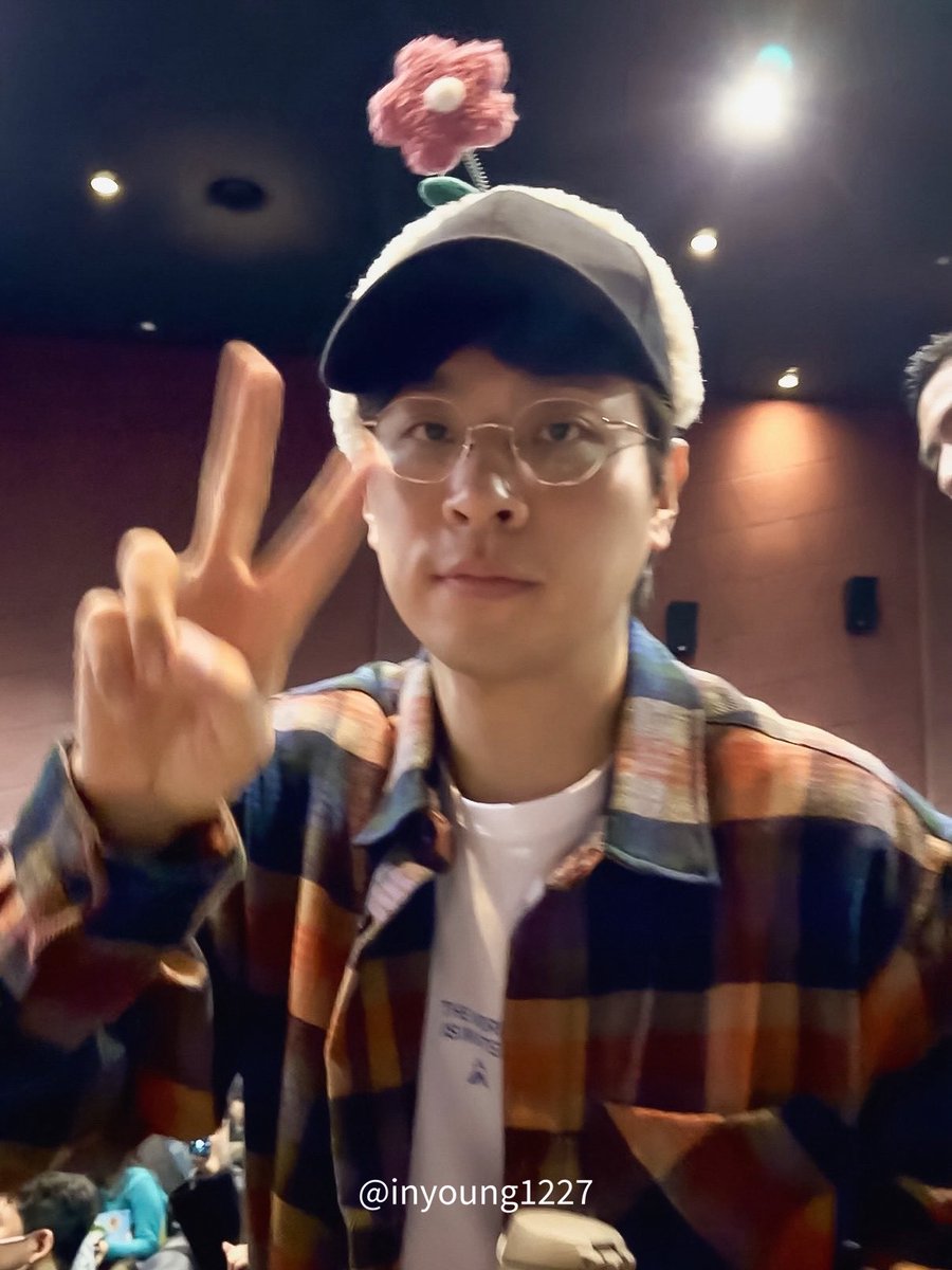 머리띠쓴거 너무 귀여움🌸