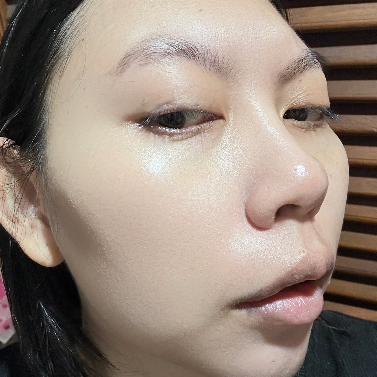 ชอบคุชชั่น Fleen Youth Up Aqua Covering Pact มาก คือให้ฟีลผิวฉ่ำๆ แต่ยังปกปิดกำลังดี เบลอผิวให้ดูเนียนขึ้นแบบไม่หนาเลย 🤍 เนื้อบาล์มน้ำแร่ ฉ่ำๆ กลืนไปกับผิวอ่ะ มี SPF50 PA+++ ด้วย วันรีบๆ คือตบตัวนี้จบ ผิวดูใสขึ้นเหมือนคนนอนครบ 8 ชม. ทั้งที่จริงไม่ถึง 😂  จี้ใช้เบอร์ 01